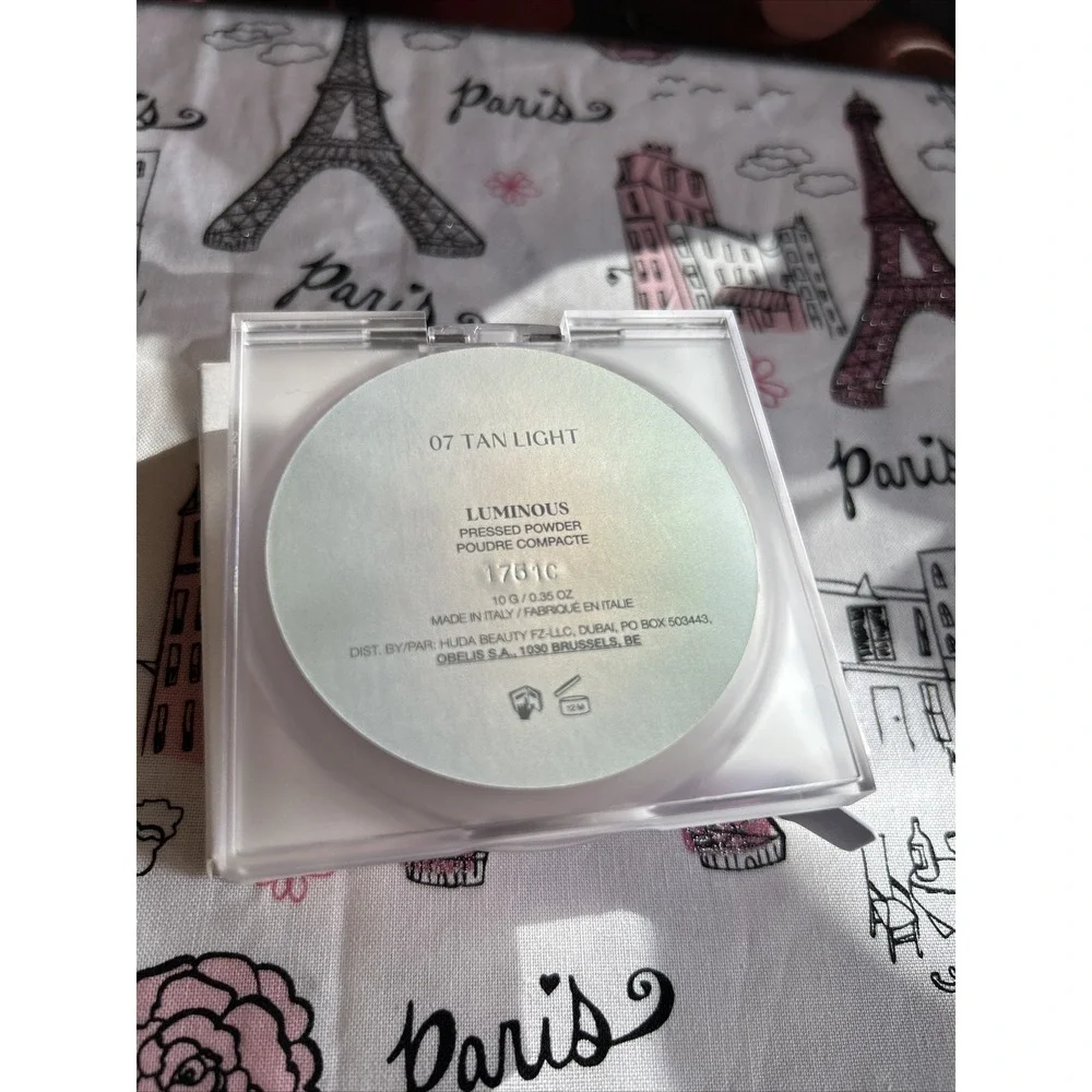 GloWish by Huda Beauty Lightweight Blurring‎ Pressed Powder 07 Tan Light